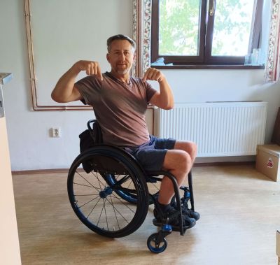 NADACE AGEL přispěla sympatickému učiteli na lehčí invalidní vozík